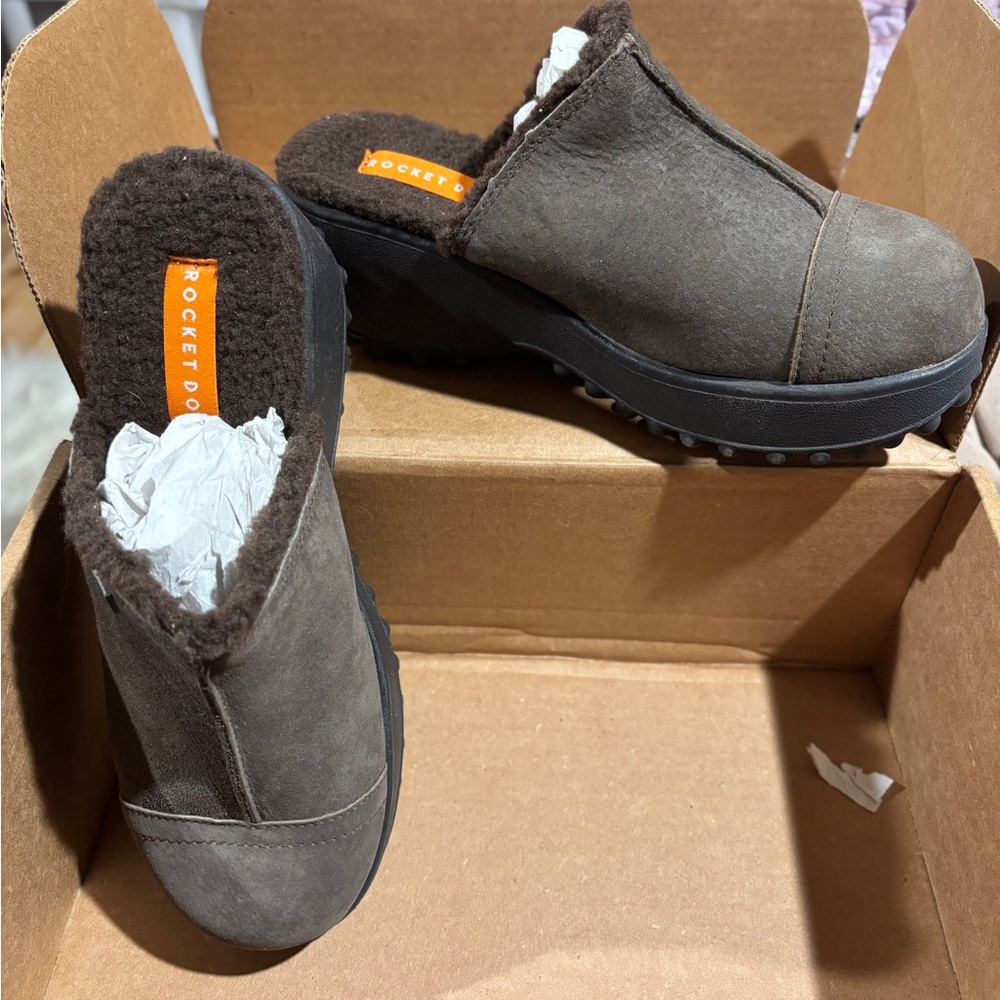 🆕 Rocket Dog ‘Fran’ Brown Nubuck W/ Faux Shearling Clogs 8.5 - Picture 7 of 14
